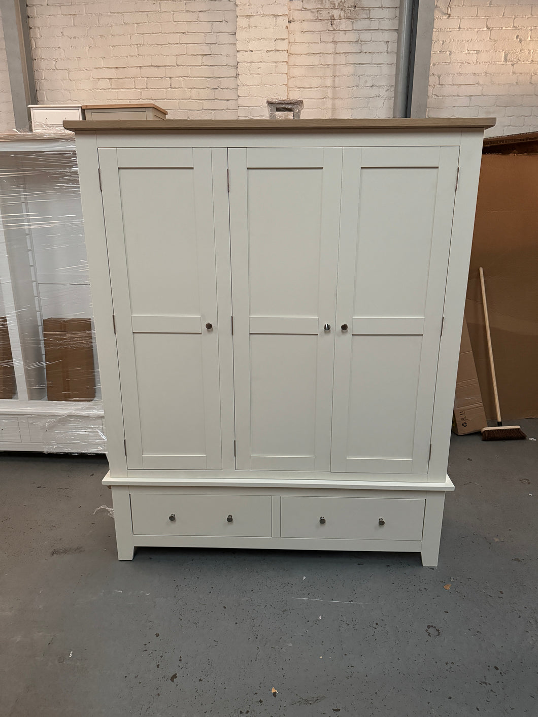 CHESTER CLASSIC CREAM
Triple Wardrobe Quality Furniture Clearance Ltd