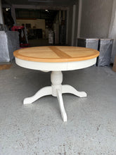 Load image into Gallery viewer, SUSSEX COTSWOLD CREAM 4-6 Seater Round Extending Table Quality Furniture Clearance Ltd
