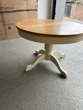 Load image into Gallery viewer, SUSSEX COTSWOLD CREAM 4-6 Seater Round Extending Table Quality Furniture Clearance Ltd
